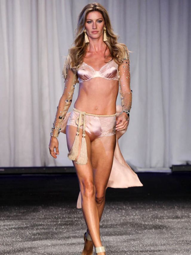 <p>Gisele Bundchen models lingerie</p>