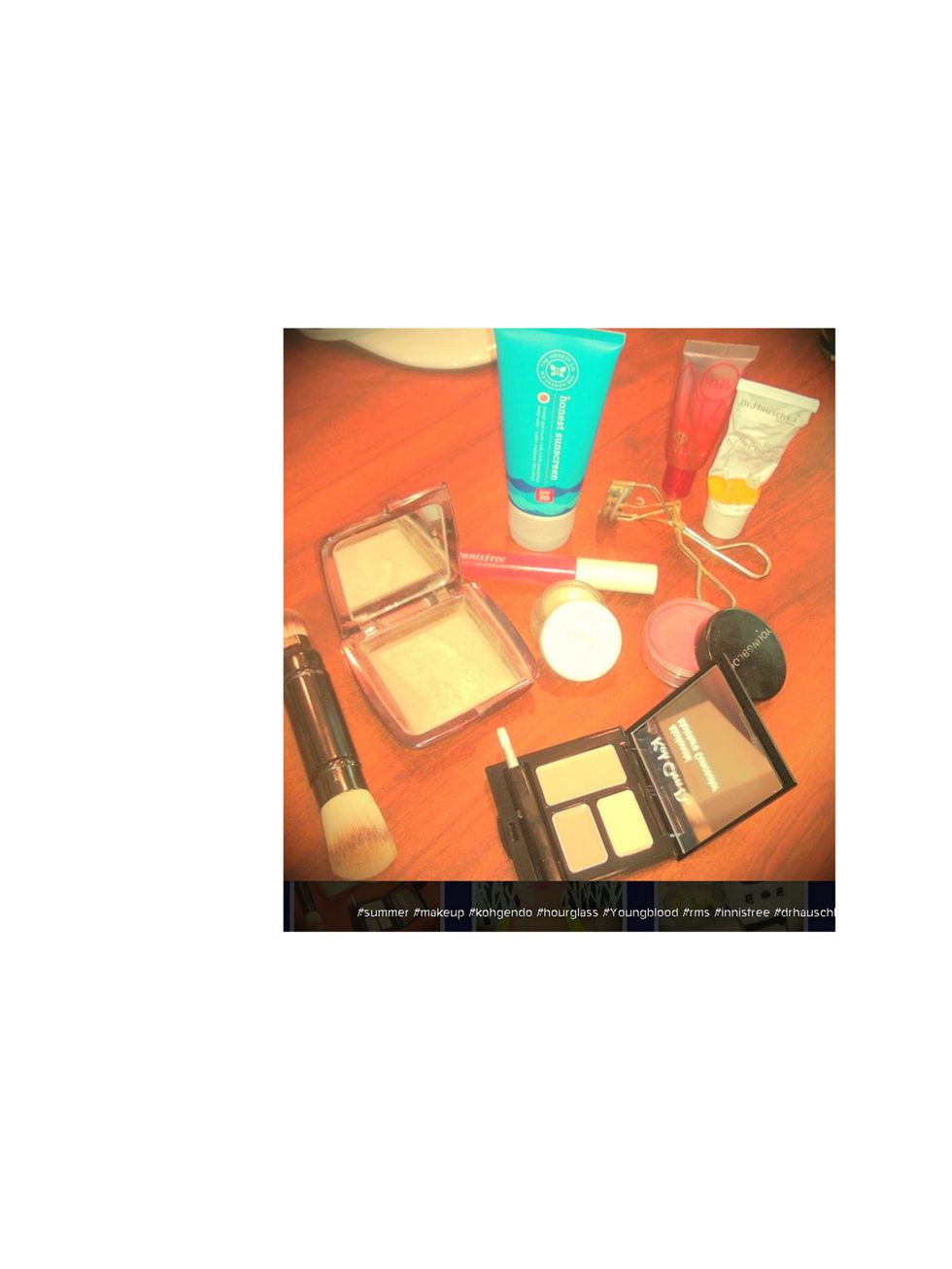 <p>Jessica Alba hasn't just shared on product, she's shared her whole make-up bag on her Instagram page.</p><p>We spy Youngblood, Dr Hauschka, Shu Uemura and her very own Honest Company sunscreen.</p>