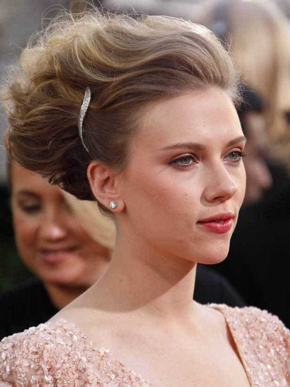 <p><a href="http://www.elleuk.com/starstyle/style-files/%28section%29/Scarlett-Johansson">See Scarlett's Style CV...</a></p>