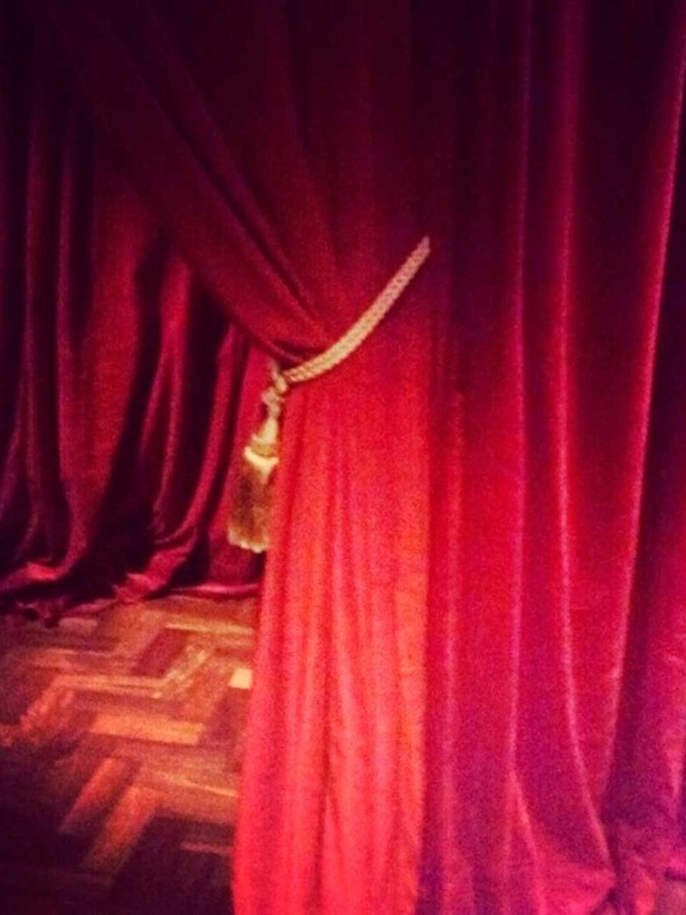 <p>ELLE UK:</p><p>'What's behind the velvet curtain? #ELLEstyleawards'</p>