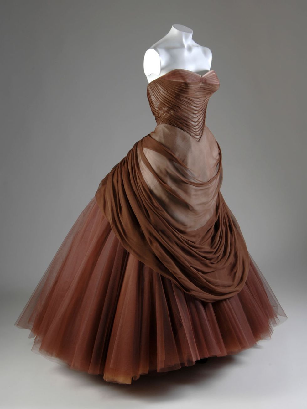 <p>'Swan' gown by Charles James, 1957.</p>