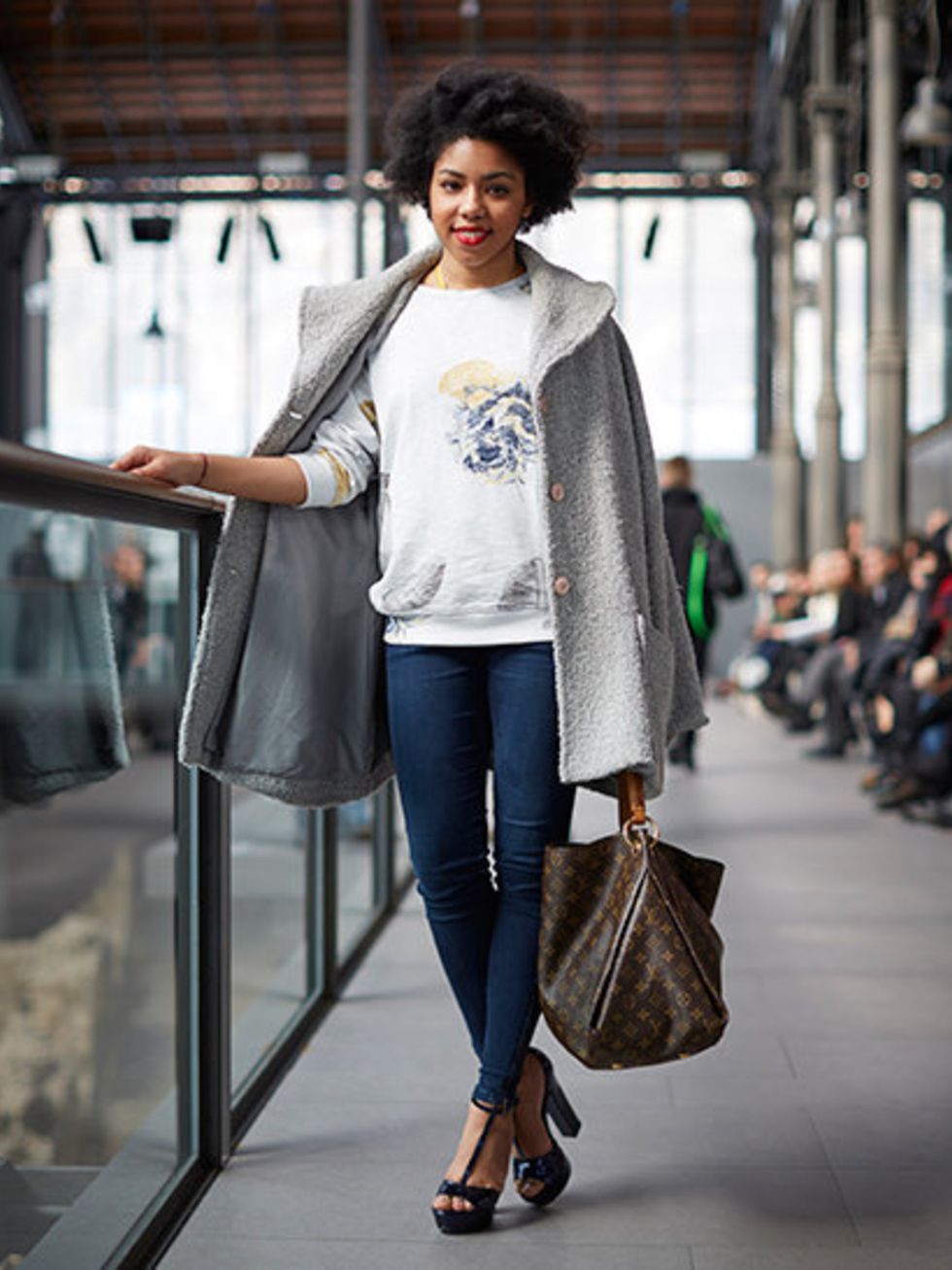 <p>Shelly Mayanda wears: Vintage coat, Zara jumper, Pepe jeans, Zara shoes, Louis Vuitton bag.</p>