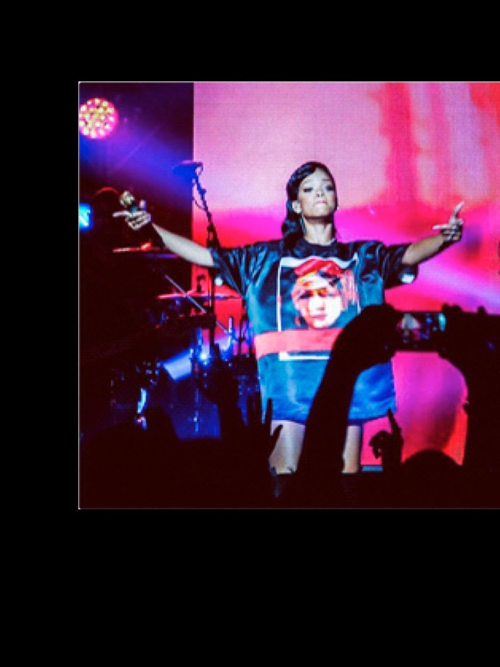 <p>'That Parisian concert t-shirt face controversy #rihanna777tour rumbles on. Any idea who it is?'</p>