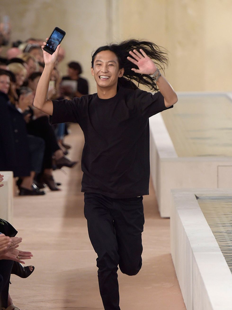 <p>The selfie = the new end of show bow. <a href="http://www.elleuk.com/tags/alexander-wang" target="_blank">Alexander Wang</a> waving goodbye to his stint at <a href="http://www.elleuk.com/tags/balenciaga" target="_blank">Balenciaga</a> with a running se