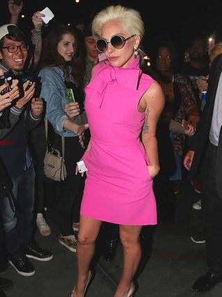 Lady Gaga draagt haar Jimmy Choo zonnebril terwijl ze op stap is in New York, oktober 2015.