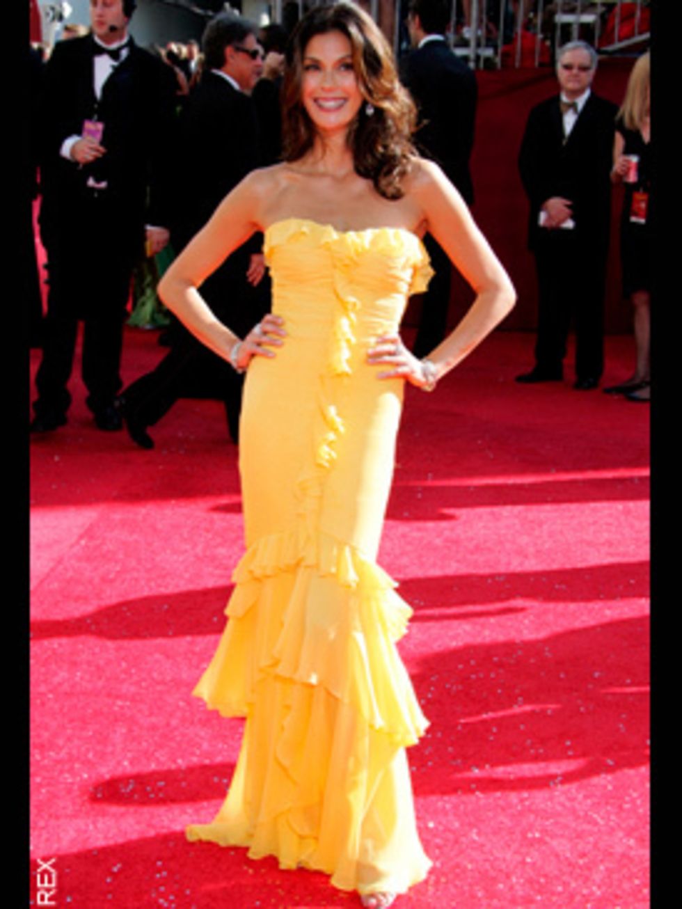 <p>Teri Hatcher in a yellow Monique Lhuillier dress</p>