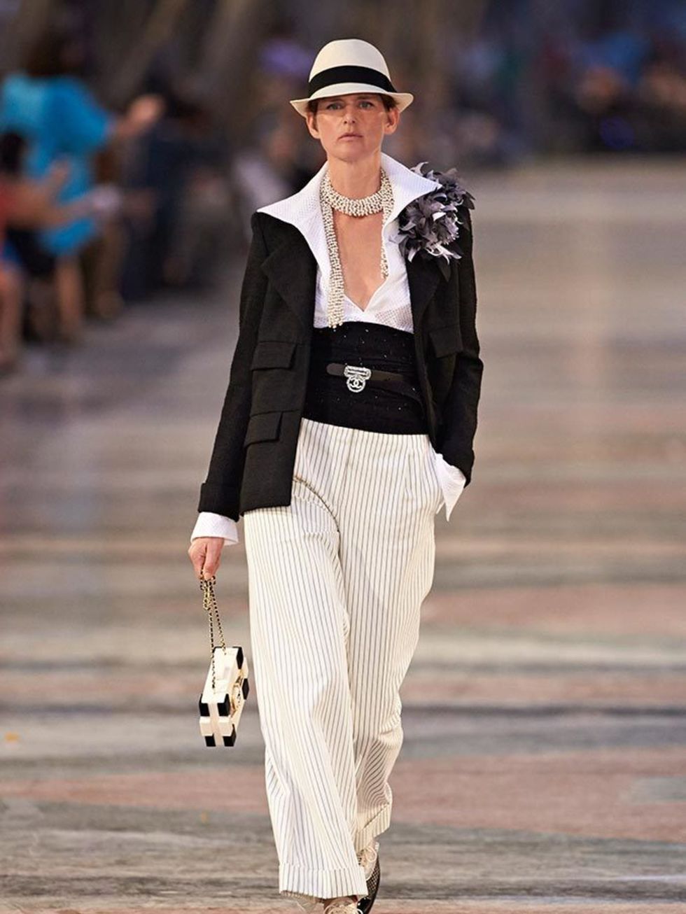 chanel_2016_cruise_collection_look_01