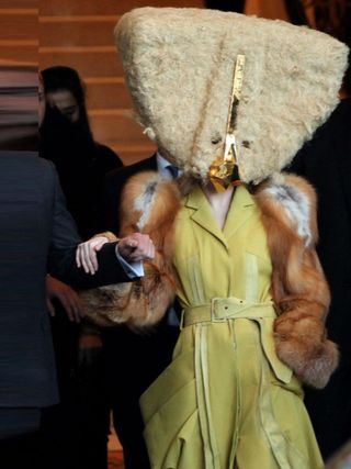 pLady Gaga verlaat het Ritz Carlton hotel en draagt een Charlie Le Mindu Fall 2013 Haute Coiffure collectie hoed en een href=" Galliano/a jas, Berlijn, oktober 2013./p"http://www.elleuk.com/catwalk/designer-a-z/john-galliano/spring-summer-2014">John Galliano</a> coat, Berlin, October 2013.</p>