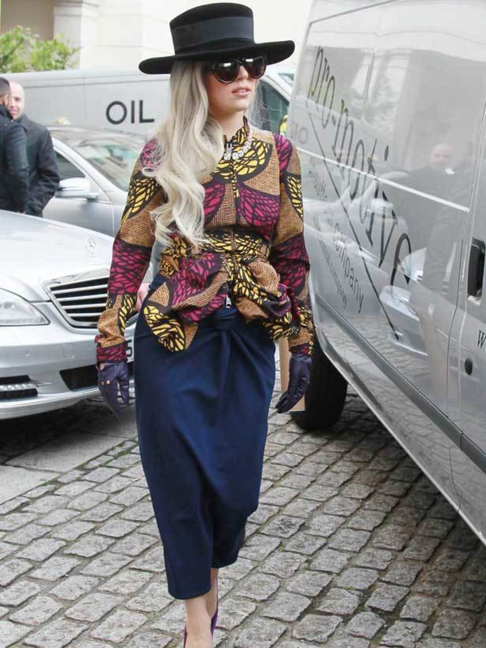 <p><a href="http://www.elleuk.com/news/star-style-news/lady-gaga-wears-best-of-british/(gid)/830203">Lady Gaga wore a Burberry outfit </a>around London.</p>