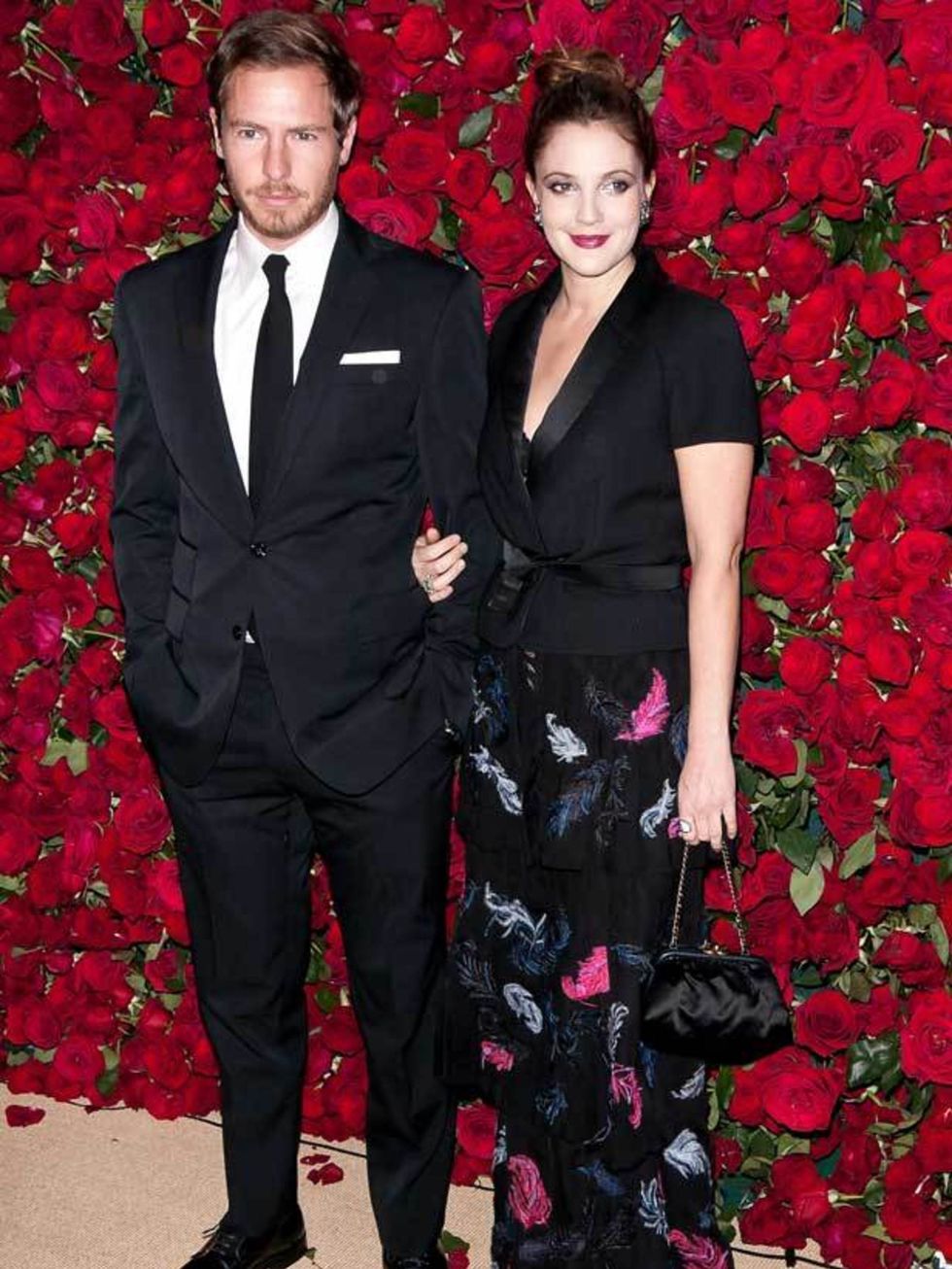 <p><a href="http://www.elleuk.com/starstyle/style-files/(section)/drew-barrymore">Drew Barrymore</a> hits the red carpet in a feather print dress at the Museum of Modern Art's 4th Annual Film benefit 'A Tribute to Pedro Almodovar' in New York, 15 November