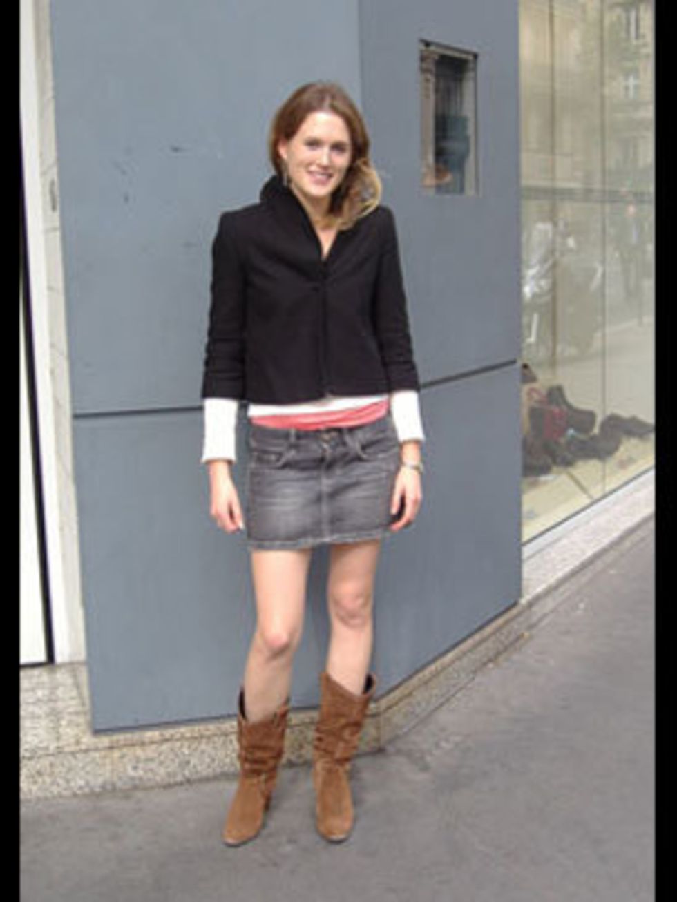 <p>Cropped jacket, miniskirt, cowboy boots... Marie shows us how its done.</p>