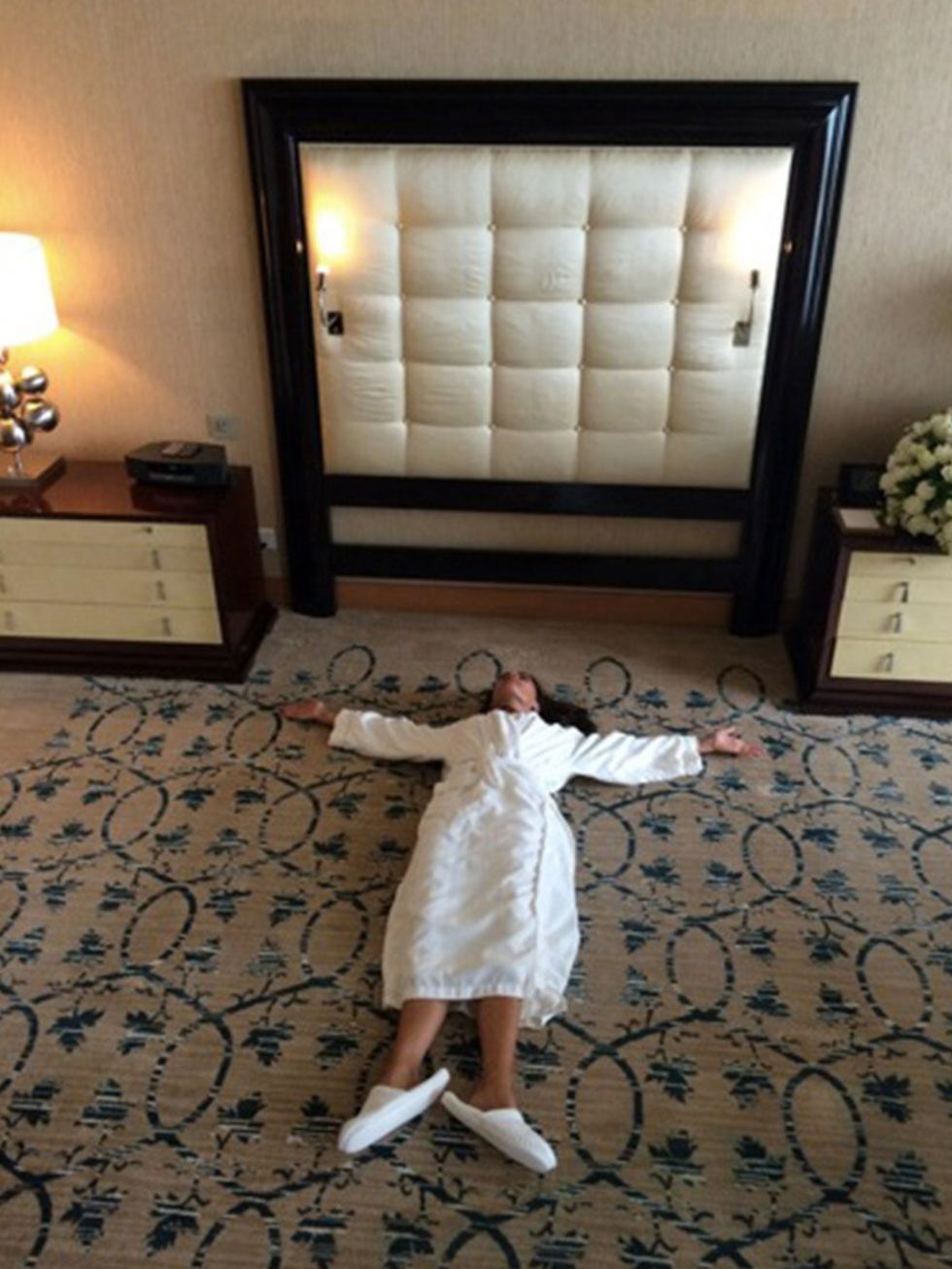 <p>'My bed is really uncomfortable x vb #fightthefrizz #VBTour'</p>