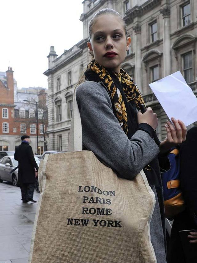 <p>Model holding 'London' bag</p>