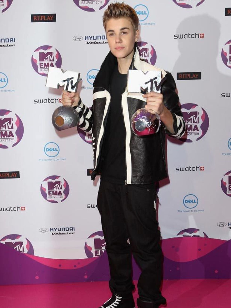 <p><a href="http://www.elleuk.com/content/search?SearchText=Justin+Bieber&amp;SearchButton=Search">Justin Bieber</a> walked away with two awards wearing his signature high top sneakers at the MTV Europe Music Awards, 6 November 2011</p>