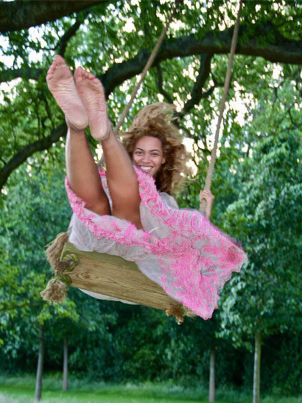 <p>Beyonce on a swing</p>
