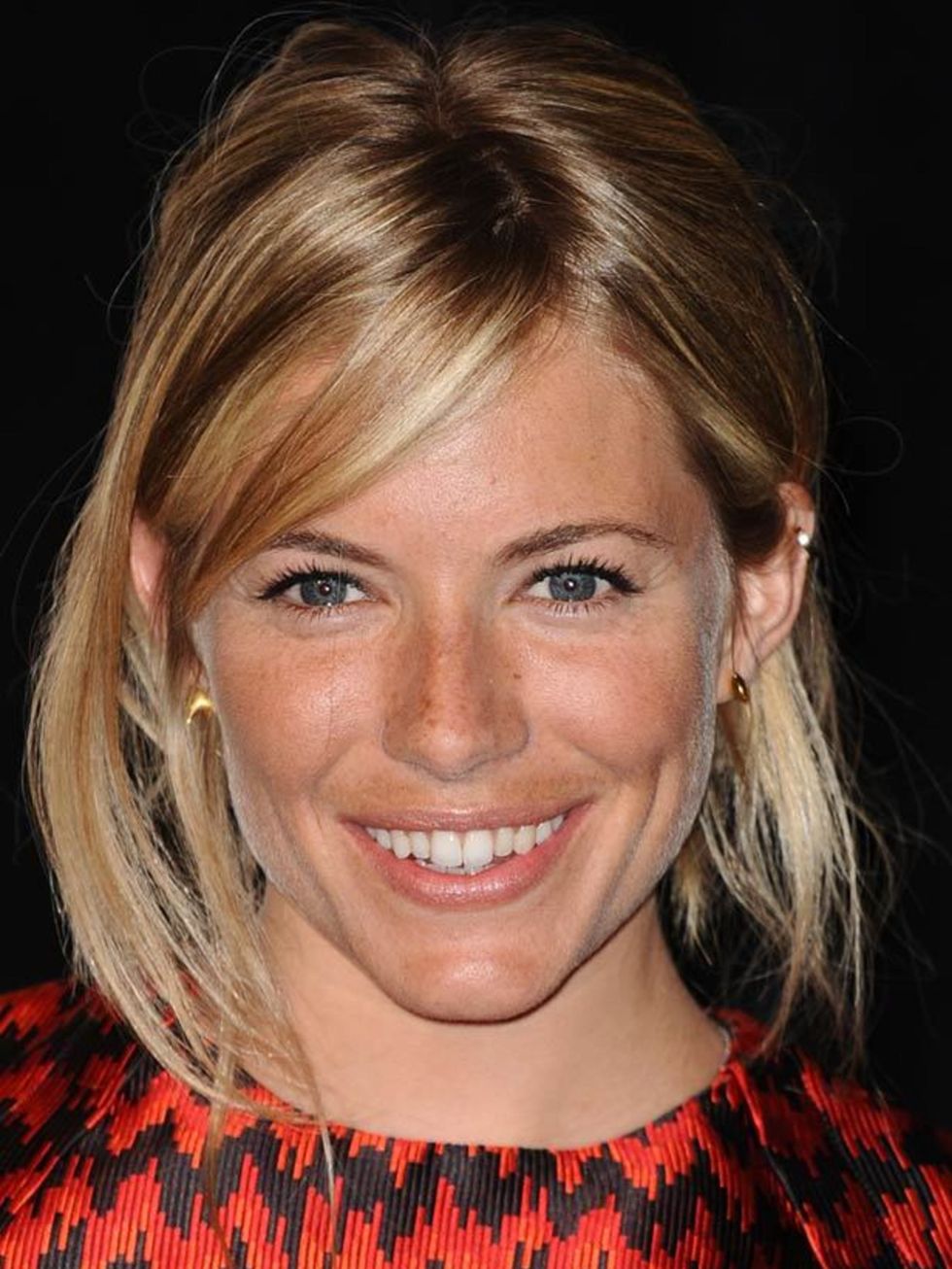 <p><a href="http://www.elleuk.com/beauty/celeb-beauty/celeb-beauty-bags/%28section%29/sienna-miller-favourite-beauty-buys">Click to see Sienna's beauty bag</a></p>