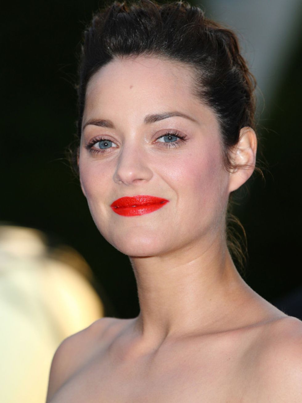 <p><a href="http://blogs.elleuk.com/beauty-notes-daily/2009/07/02/how-to-get-marion-cotillard%E2%80%99s-face-lift-hair/">See another of Marion's enviable quiffed hairstyles...</a></p>