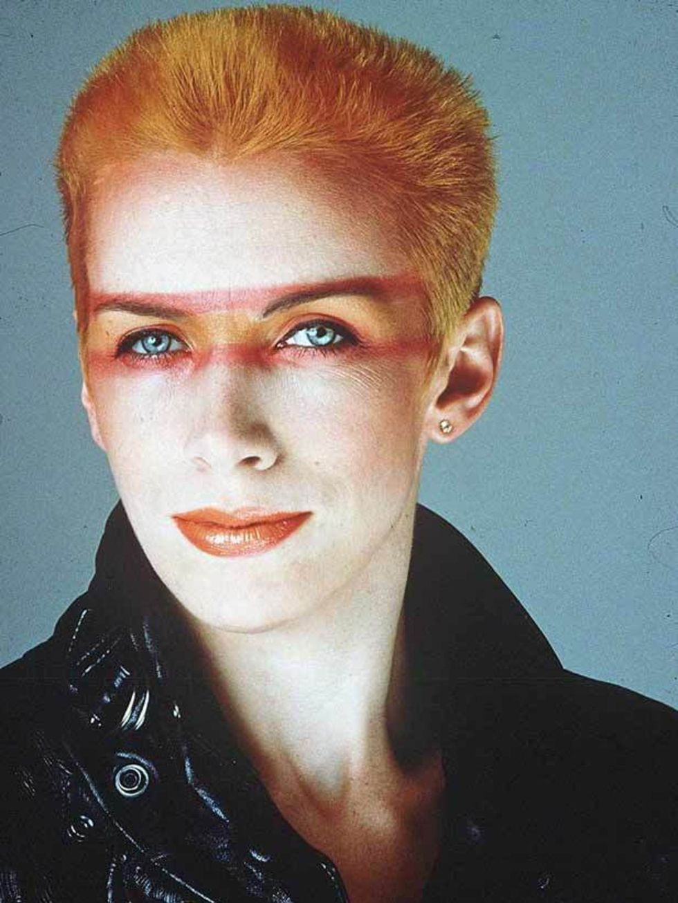 <p><a href="http://www.elleuk.com/content/search?SearchText=Annie+Lennox&amp;SearchButton=Search">Annie Lennox</a> strikes a pose in a biker jacket &amp; glam rock make-up in 1985</p>