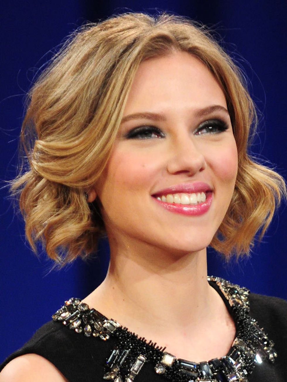 <p><a href="http://www.elleuk.com/beauty/celeb-beauty/celeb-beauty-bags/%28section%29/Scarlett-Johansson-s-Favourite-Beauty-Buys">See the beauty products Scarlett loves...</a></p>