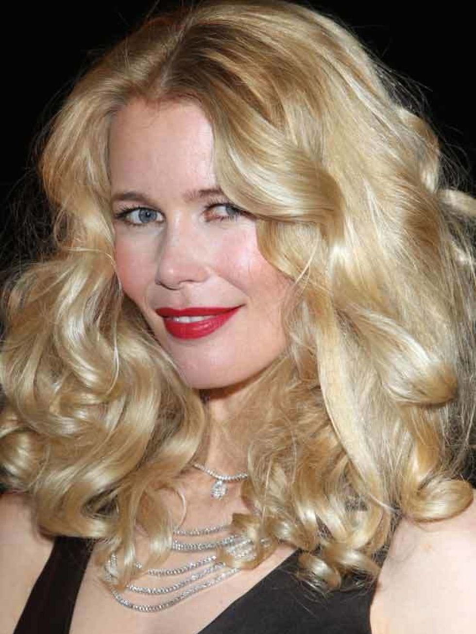 <p><a href="http://www.elleuk.com/beauty/celebrity-secrets/claudia-schiffer">Click here to read Claudia's beauty secrets</a>The key to getting this look right is to not be a perfectionist! If your hair curls easily and holds its style for hours then tong 