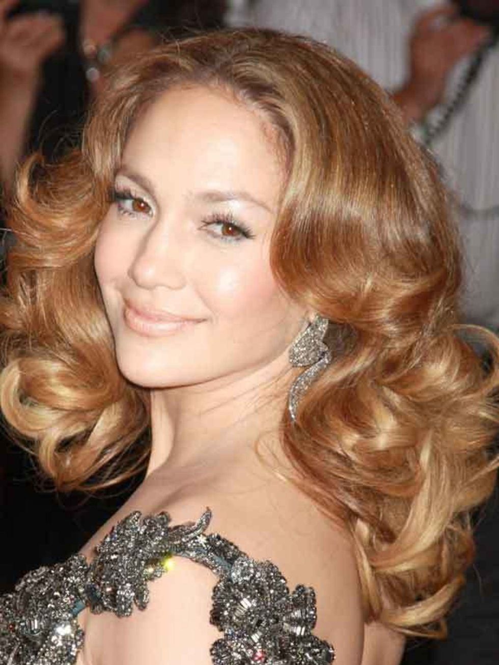 <p><a href="http://www.elleuk.com/starstyle/style-files/jennifer-lopez">Click here to see Jennifer's Style File</a>Jen has avoided curling the root area for a more relaxed look. For perfect big curls we love Revlon's Big Curls Ceramic Tongs, £15, which gi