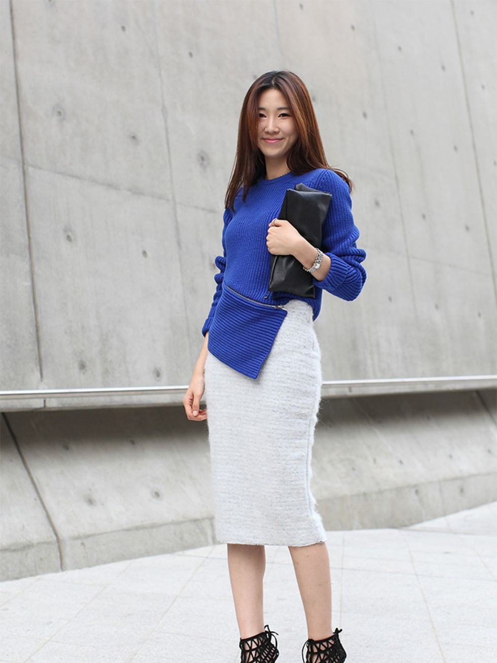 Suyeon wears Alexander Wang sweater, Zara skirt and shoes, Theory clutch.