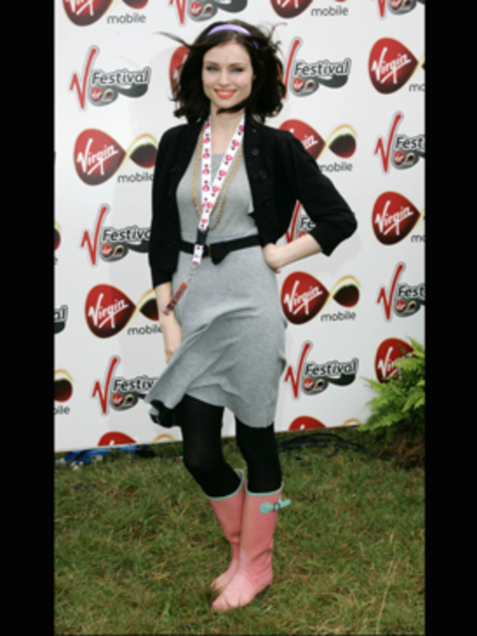 <p>Sophie Ellis Bextor relaxed and spotless in pink wellies</p>