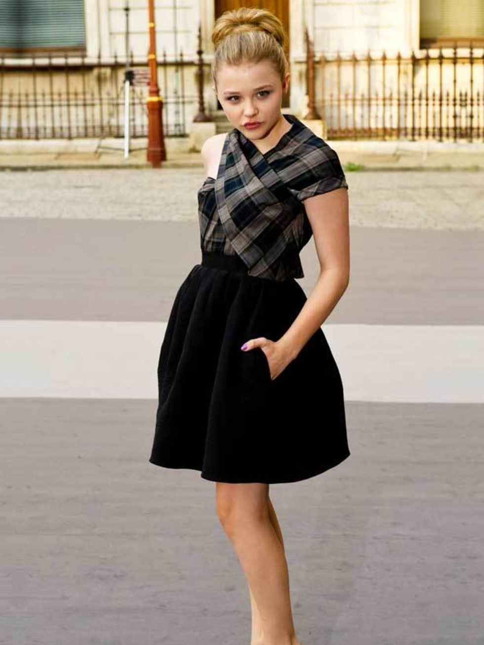 <p>Hollywood starlet <a href="http://www.elleuk.com/starstyle/special-features/(section)/lucy-in-disguise-party/(offset)//(img)/769745">Chloe Moretz</a> pairs her checked <a href="http://www.elleuk.com/catwalk/collections/carven/autumn-winter-2011/collect