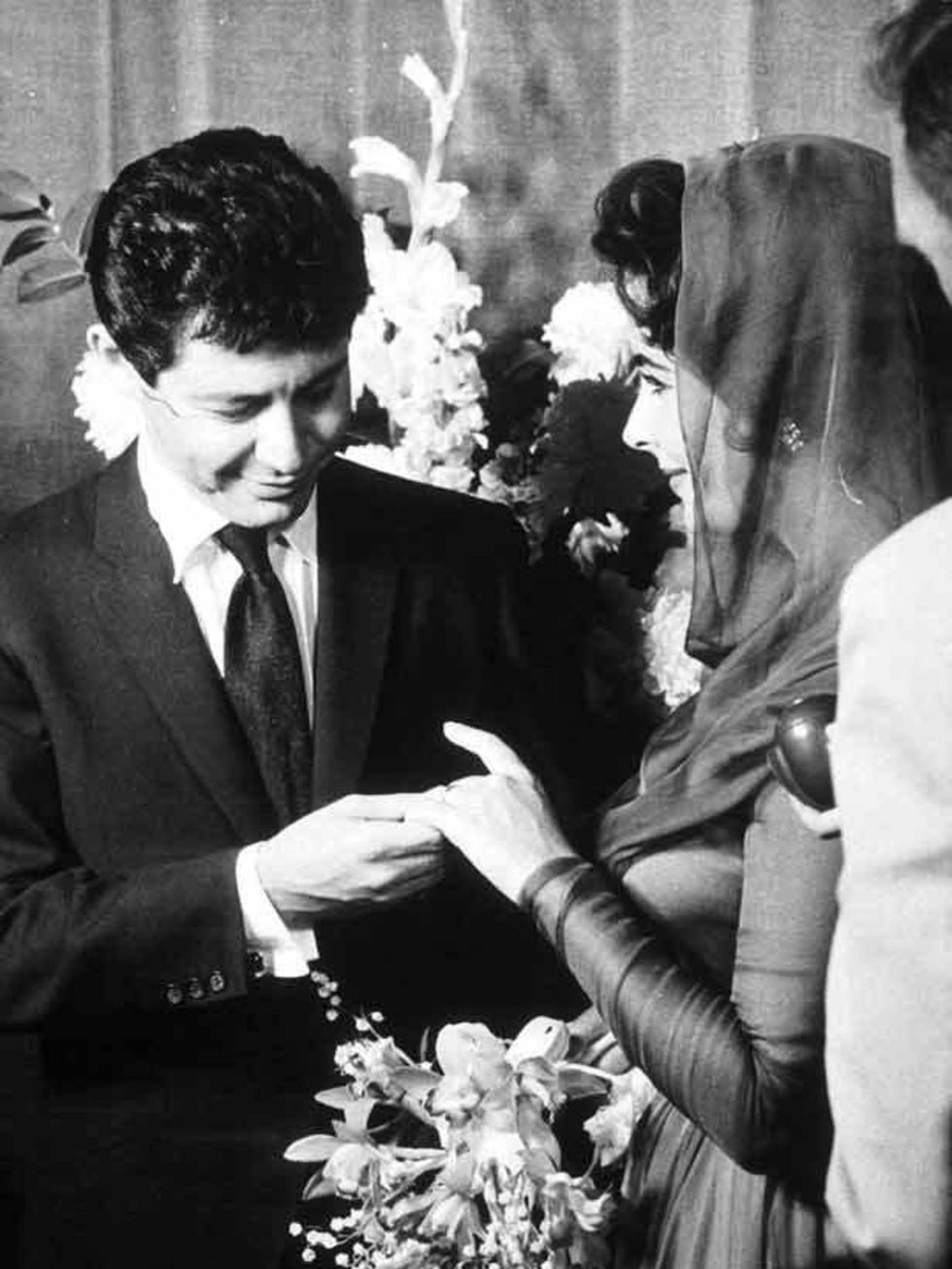 <p><a href="http://www.elleuk.com/starstyle/special-features/%28section%29/elizabeth-taylor-a-retrospective">Elizabeth Taylor</a> &amp; Eddie Fisher kiss after their wedding in Las Vegas, 1959</p>