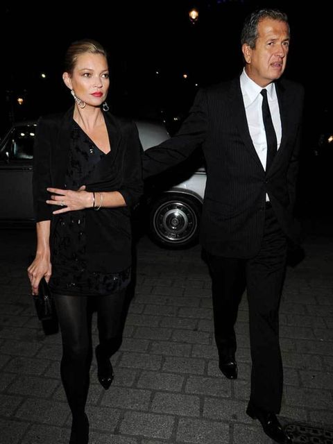 <p><a href="http://www.elleuk.com/starstyle/style-files/%28section%29/Kate-Moss">Kate Moss</a> is all smiles as she arrives at a Downing Street party, 21 February 2011</p>