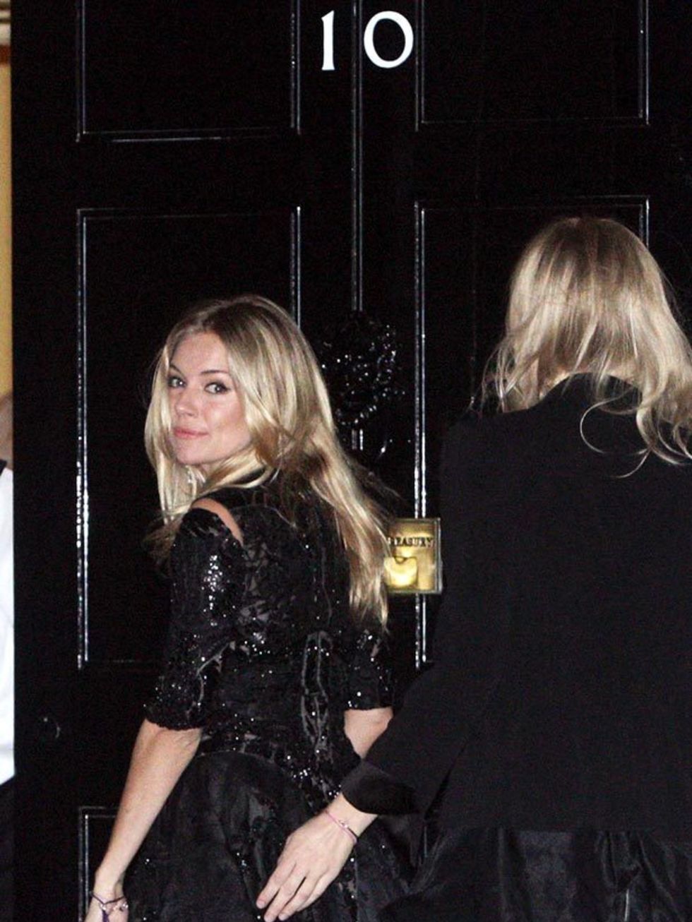 <p> <a href="http://www.elleuk.com/starstyle/style-files/%28section%29/Sienna-Miller/%28offset%29/0/%28img%29/184539">Sienna Miller</a> at a Downing Street party, 21 February 2011</p>