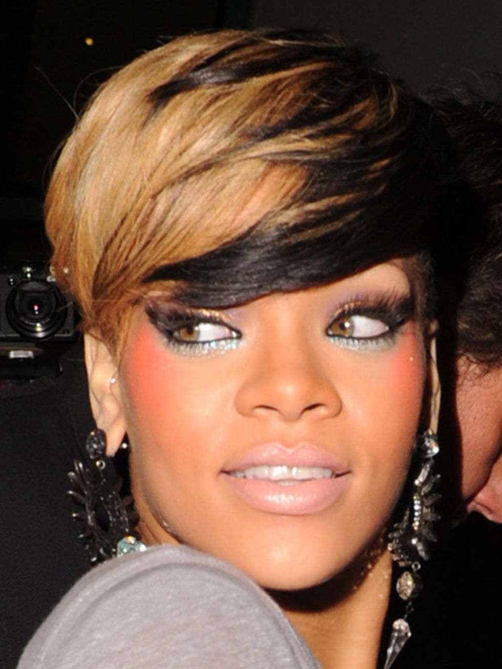 <p><a href="http://www.elleuk.com/beauty/hair/hair-features/%28section%29/celebrity-hair-secrets">Click here to read about Rihanna's ever-changing hairstyle...</a></p>