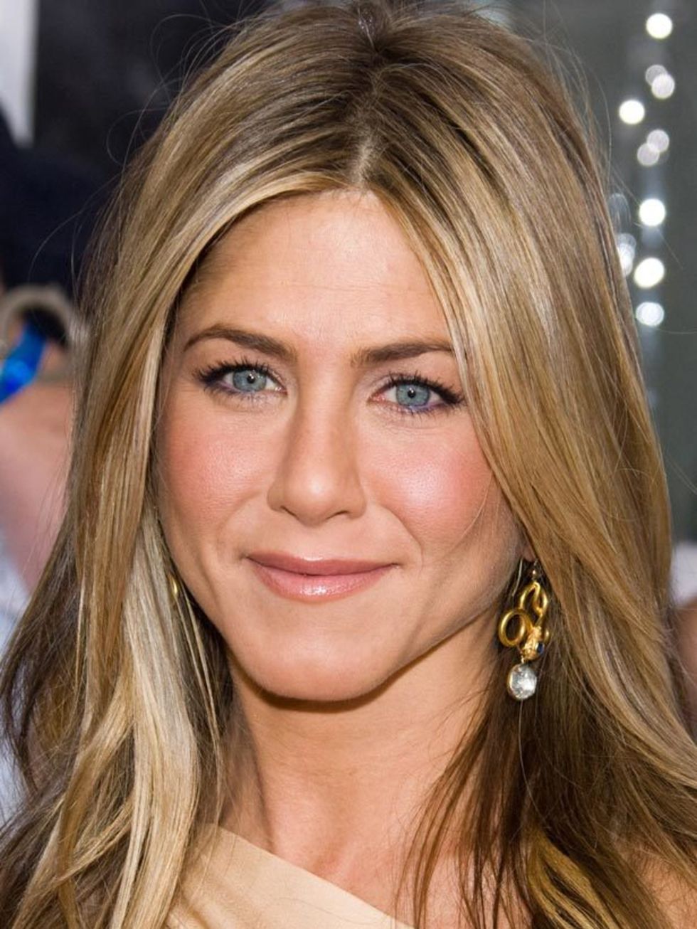 <p><a href="http://www.elleuk.com/beauty/celeb-beauty/celeb-beauty-bags/%28section%29/jennifer-aniston-s-favourite-beauty-buys">Click to see what's in Jennifer's make-up bag...</a></p>
