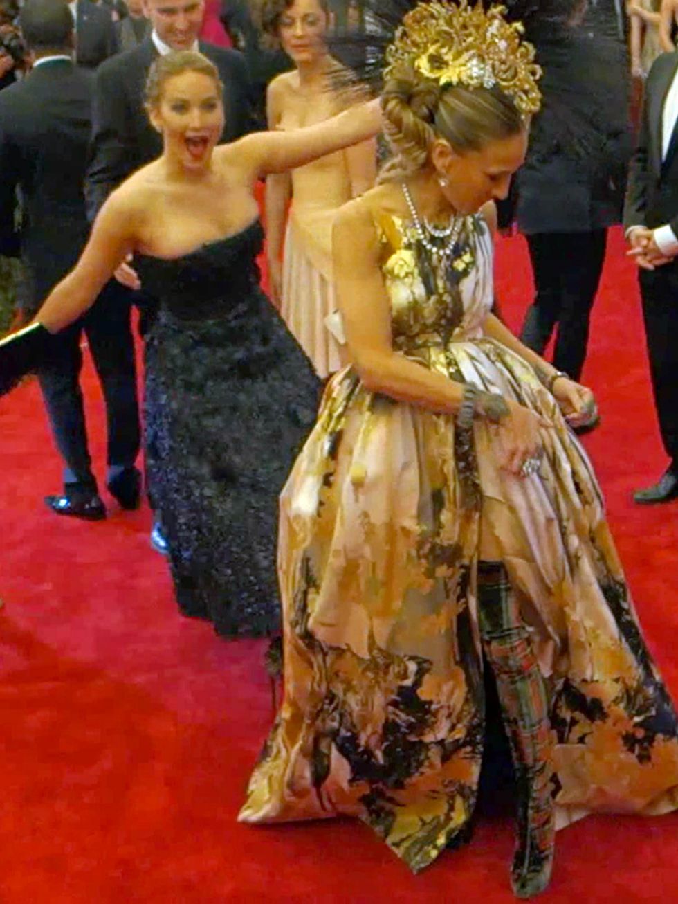 <p>Jennifer Lawrence &#39;photobombs&#39; Sarah Jessica Parker as Marion Cotillard laughs at the Met Museum Gala in NYC, 2013.</p>