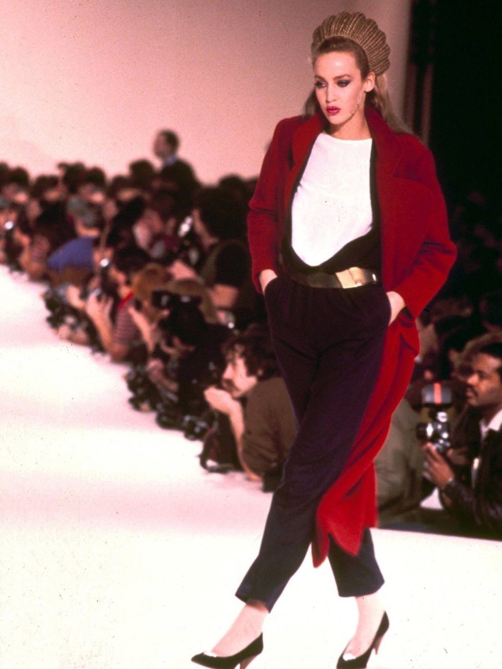 <p>Jerry Hall modelling on the catwalk in 1979</p>