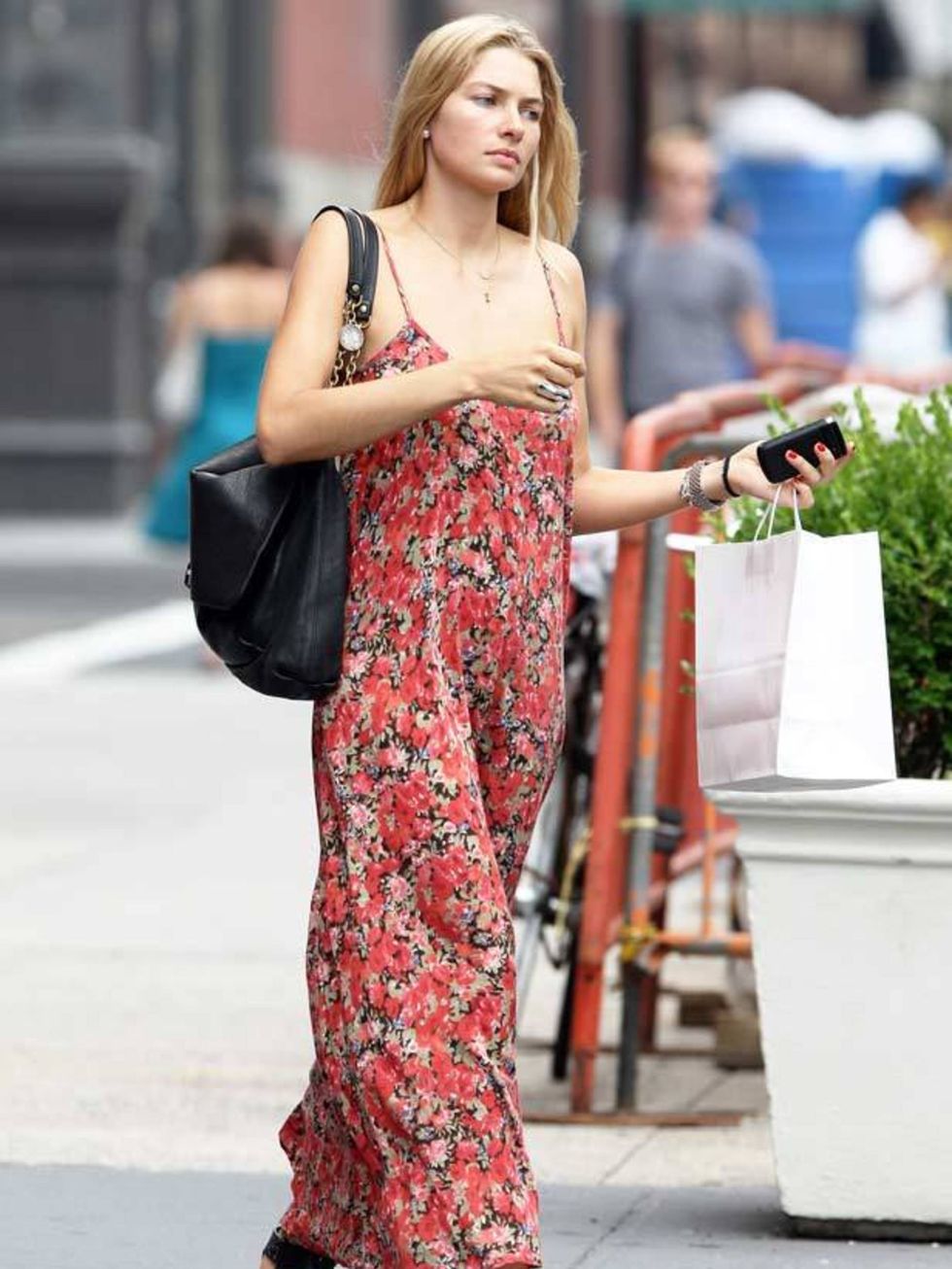 <p><a href="http://www.elleuk.com/starstyle/style-files/(section)/jessica-hart">Jessica Hart</a> adds a New York vibe to her floral maxi with black leather accessories</p>