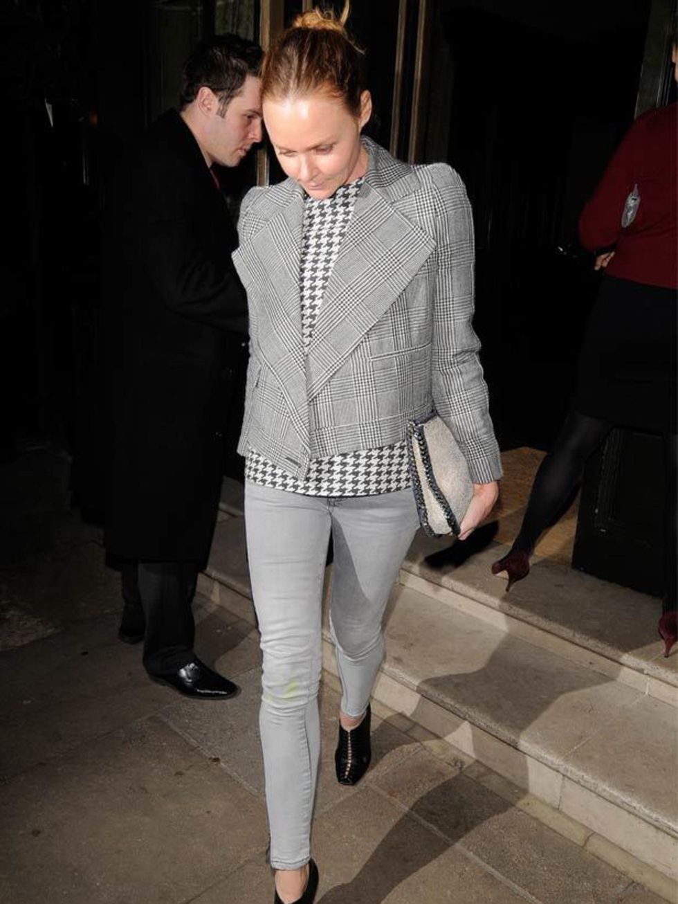 <p><a href="http://www.elleuk.com/catwalk/collections/stella-mccartney/">Stella McCartney</a> teaming her Falabella clutch with a Prince of Wales check jacket and jeans</p>