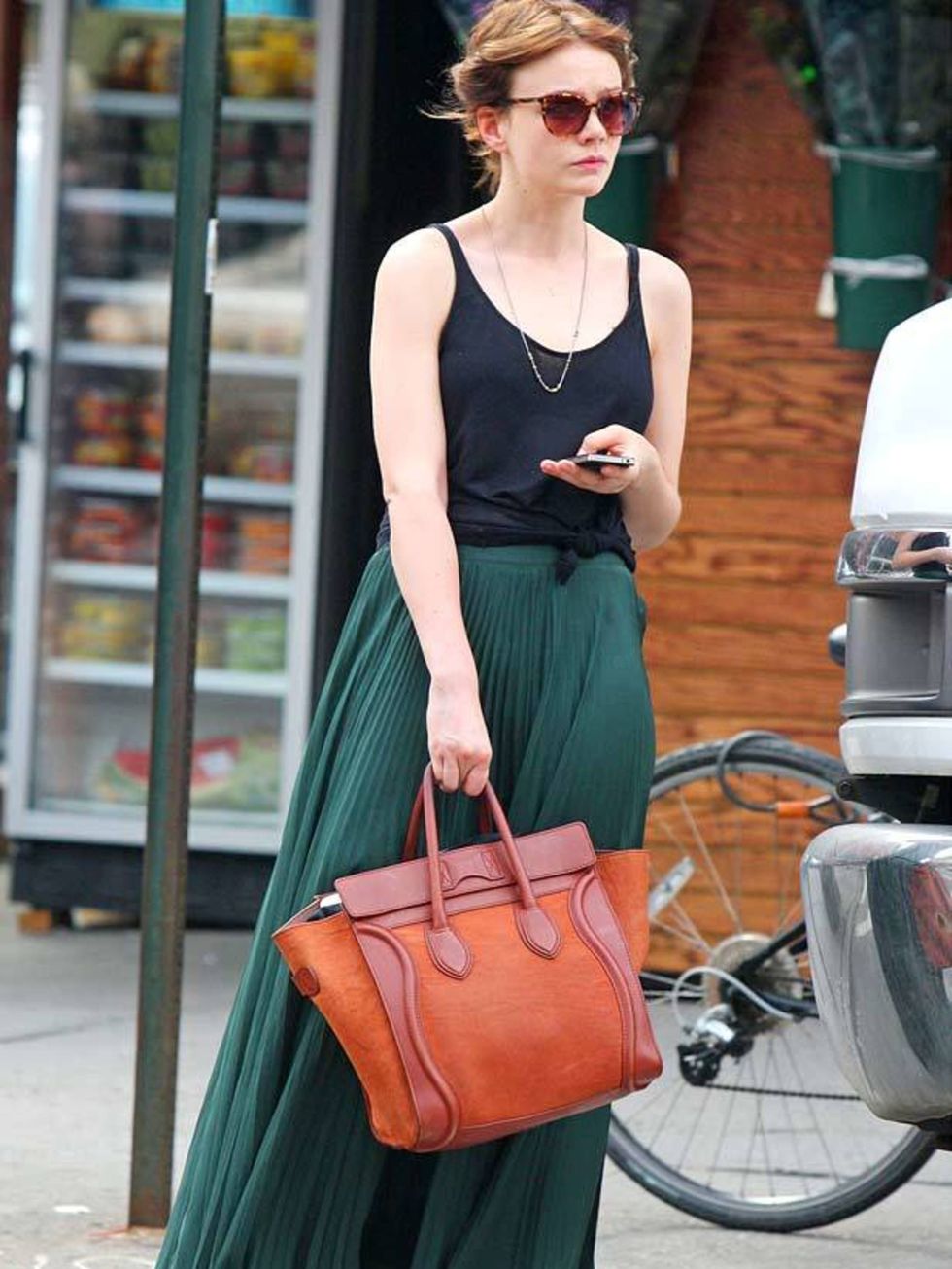 <p><a href="http://www.elleuk.com/starstyle/style-files/(section)/carey-mulligan">Carey Mulligan</a> colour-blocking a green pleaated maxi skirt and <a href="http://www.elleuk.com/catwalk/collections/celine">Celine</a> bag</p>