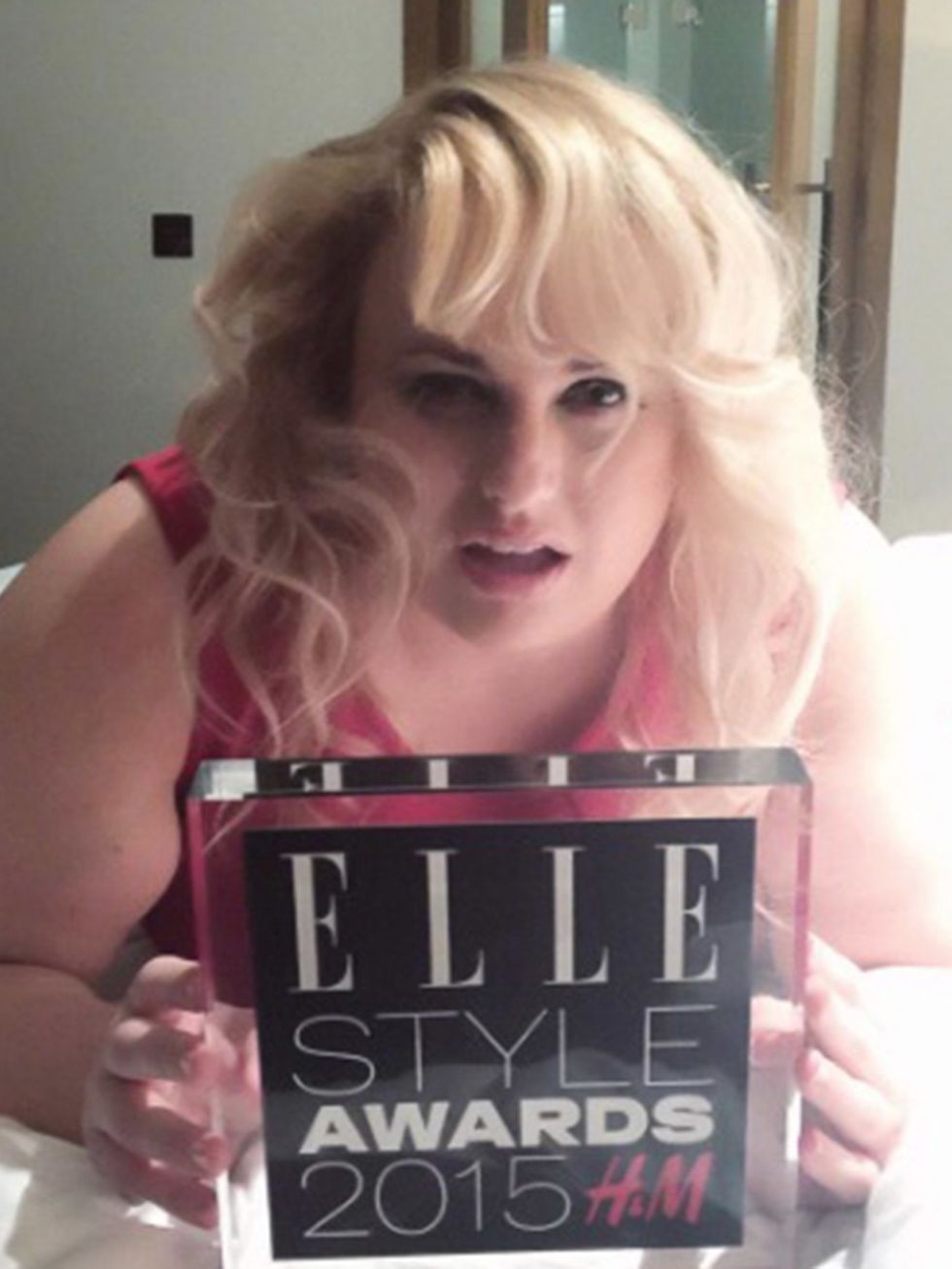Rebel Wilson (@@RebelWilson)

'Thank you so much to Jennifer Saunders & ELLE for presenting me with the Model of the Year Award tonight in London x '