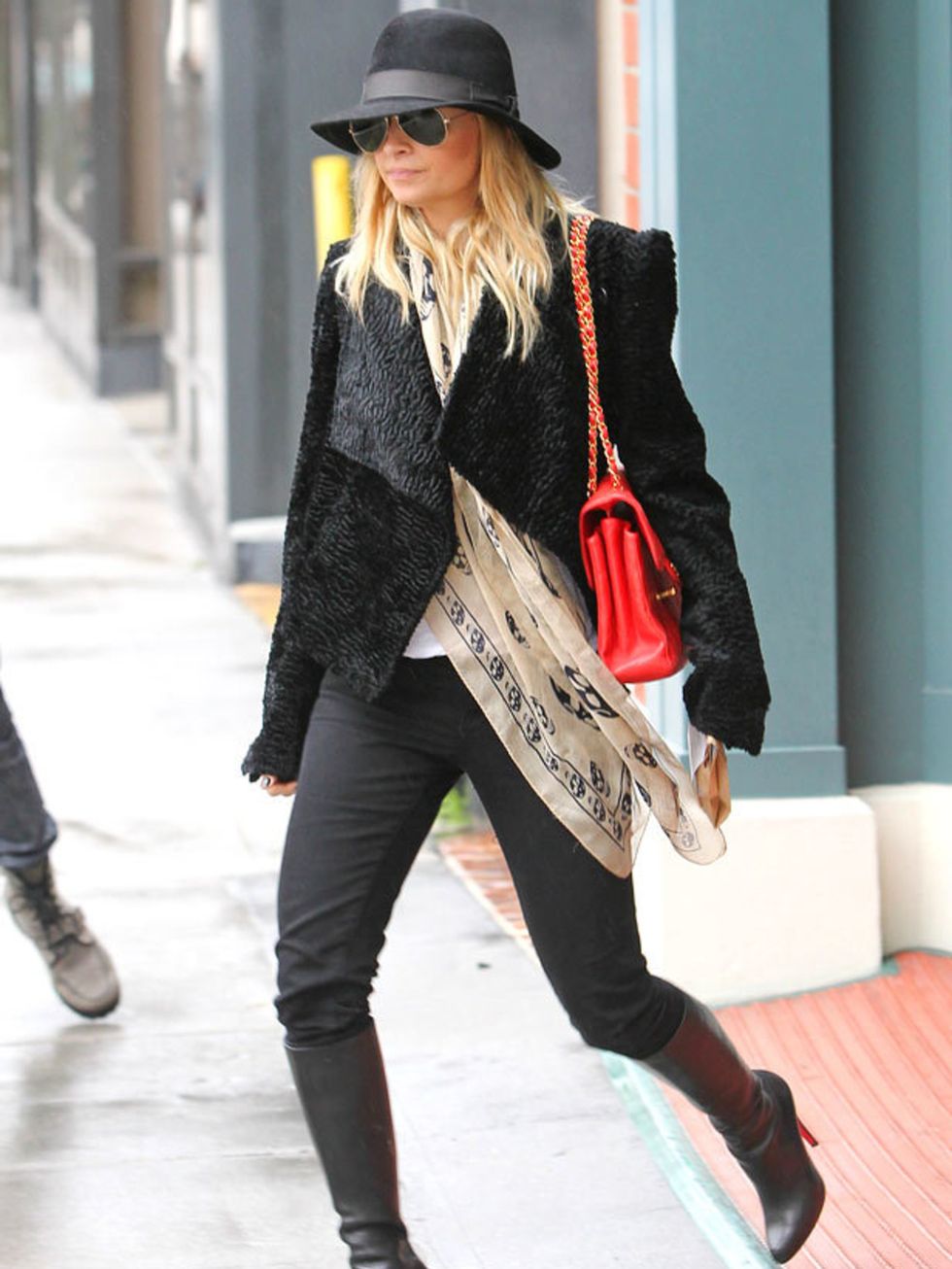 <p> <a href="http://www.elleuk.com/starstyle/style-files/%28section%29/nicole-richie/%28offset%29/0/%28img%29/542508">Nicole Richie</a> shopping at Barneys in New York, 21 December 2010 </p>