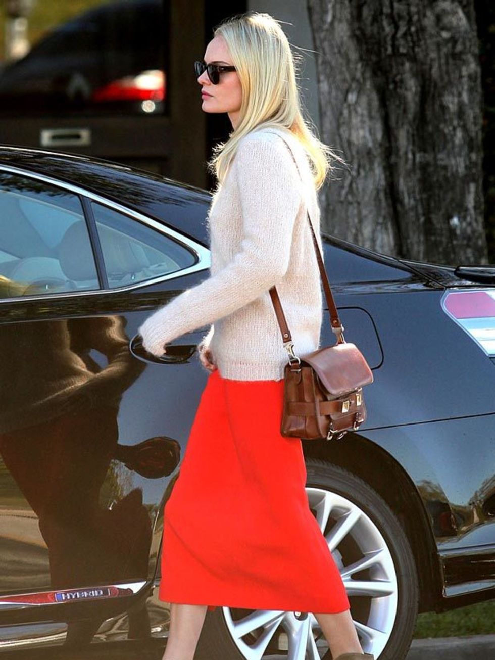 <p><a href="http://www.elleuk.com/starstyle/style-files/%28section%29/kate-bosworth/%28offset%29/0/%28img%29/462392">Kate Bosworth</a> teaming her red skirt with a <a href="http://www.elleuk.com/catwalk/collections/proenza-schouler/">Proenza Schouler</a> 