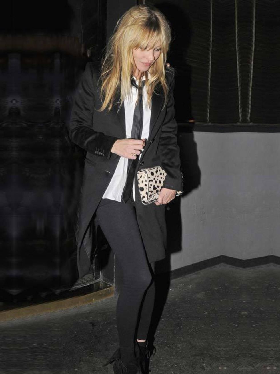 <p><a href="http://www.elleuk.com/starstyle/style-files/%28section%29/Kate-Moss">Kate Moss</a> dons shirt and tie for dinner in London, 17 December 2010</p>