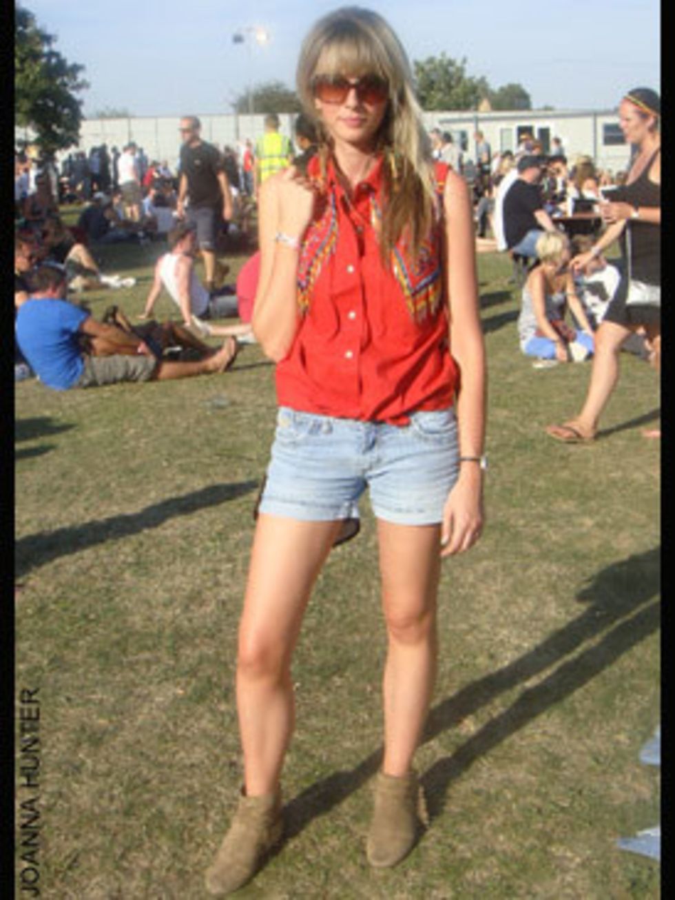 <p>Jessica Lord is 23-years-old and works for Warner Music. She's wearing a vintage top and shorts, boots from Primark and a bag by Diesel.</p>