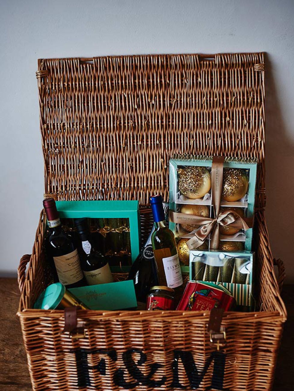 <p><strong>MUST-HAVE HAMPERS</strong></p>

<p>Hampers are the ultimate luxury gift, something you would never buy for yourself - the grown up answer to a selection box.</p>

<p><strong>The Club-Together-Classic  <a href="http://fortnumandmason.com" targe