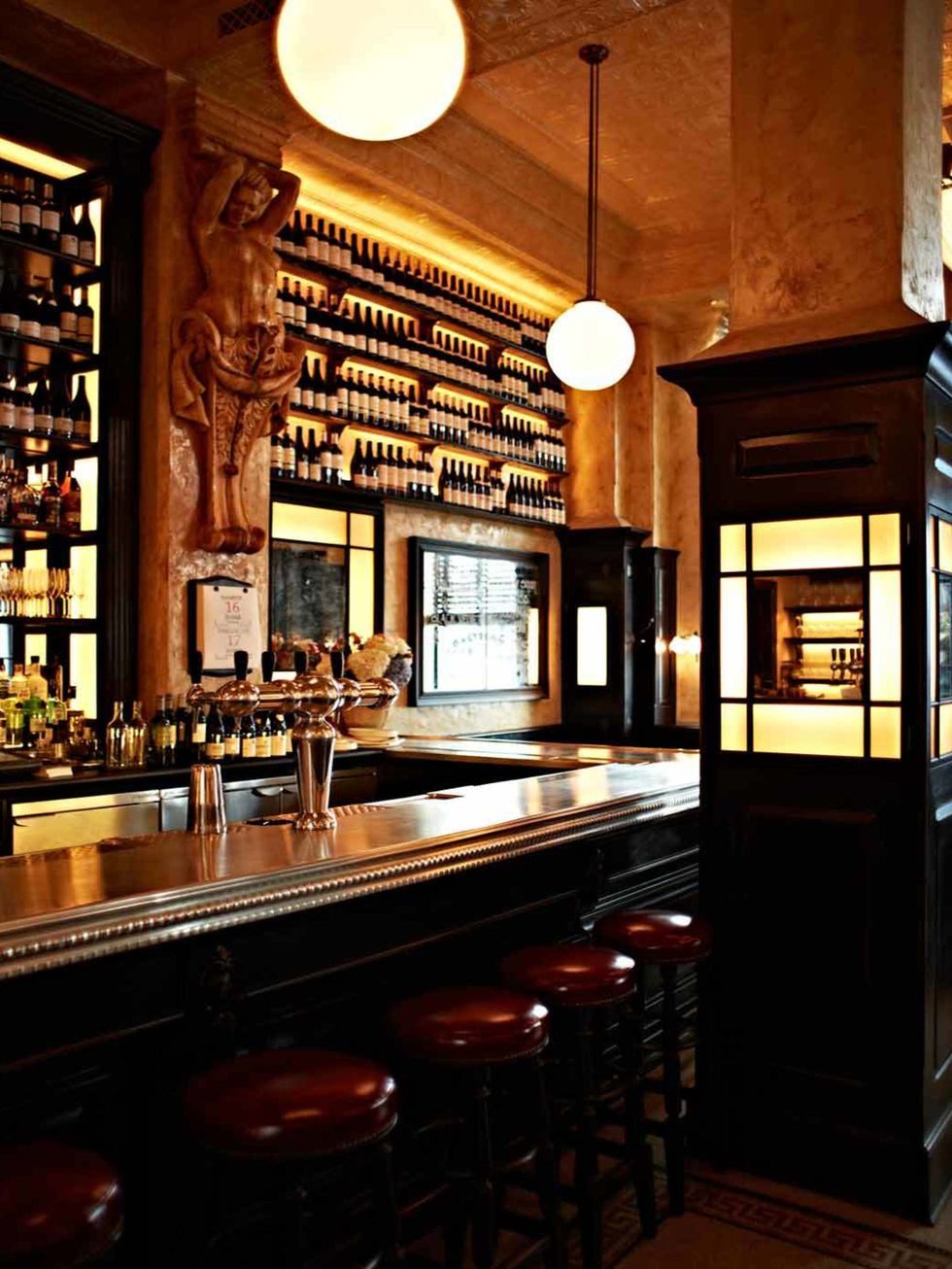 <p>Manhattan cool hits Covent Garden in the form of <a href="http://www.elleuk.com/travel/restaurant-reviews/review-balthazar2">Balthazar</a>. In its first few weeks, you wouldnt have been able to get an elbow in but its calming down a little now (whils