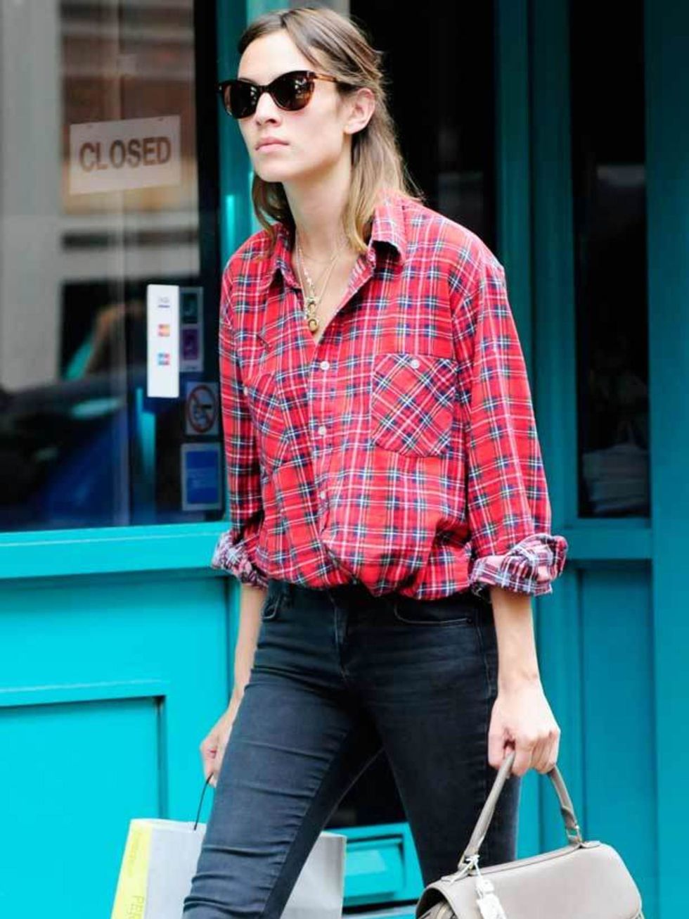 <p><a href="http://www.elleuk.com/starstyle/style-files/%28section%29/Alexa-Chung">Alexa Chung</a> with her <a href="http://www.elleuk.com/catwalk/collections/louis-vuitton/">Louis Vuitton</a> Neo Speedy PM bag in New York</p>