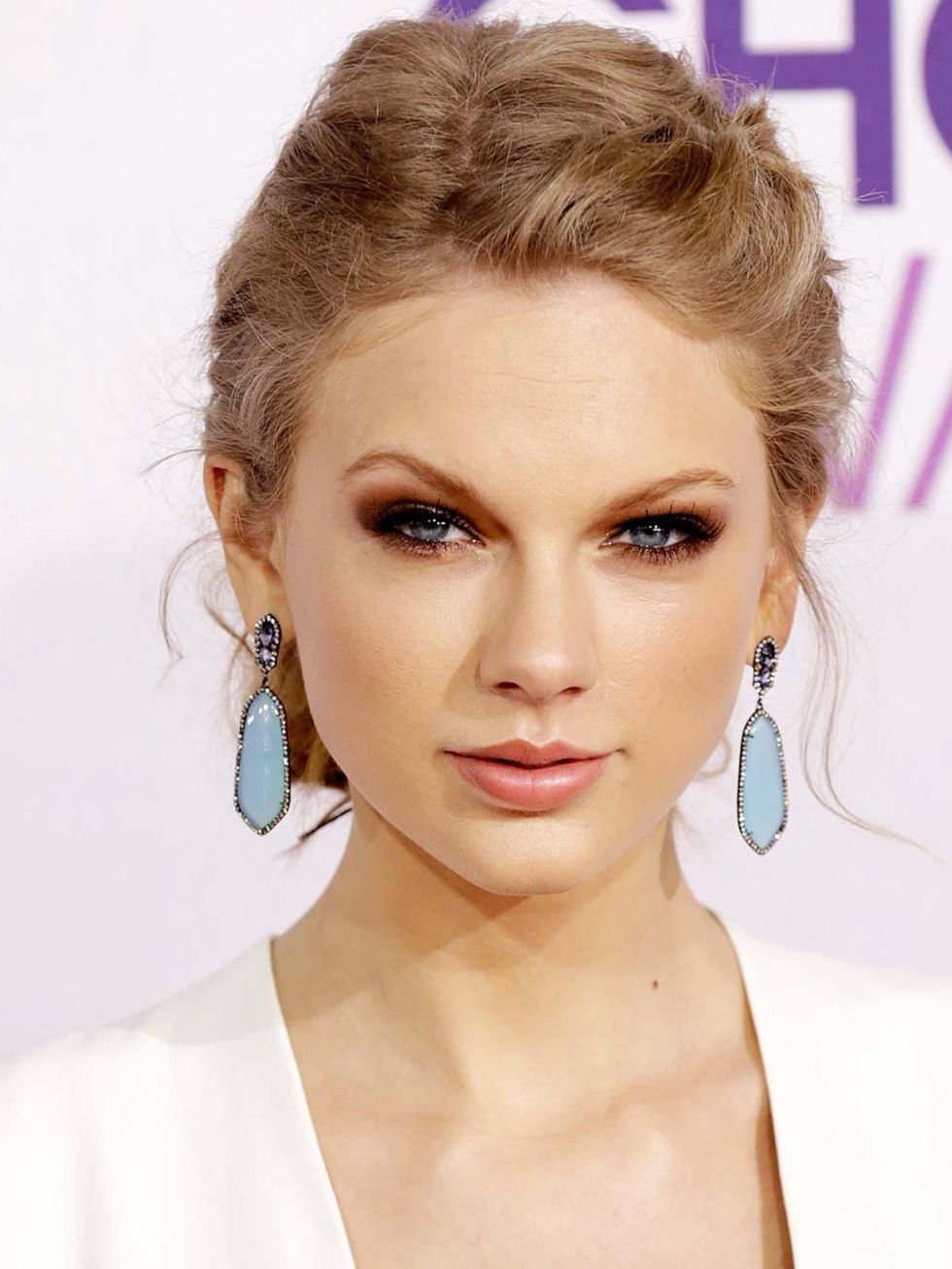 <p>Taylor Swift's make-up artist reveals her beauty secrets <a href="http://www.elleuk.com/beauty/news/exclusive-taylor-swift-s-make-up-artist-reveals-her-secrets">here </a></p>