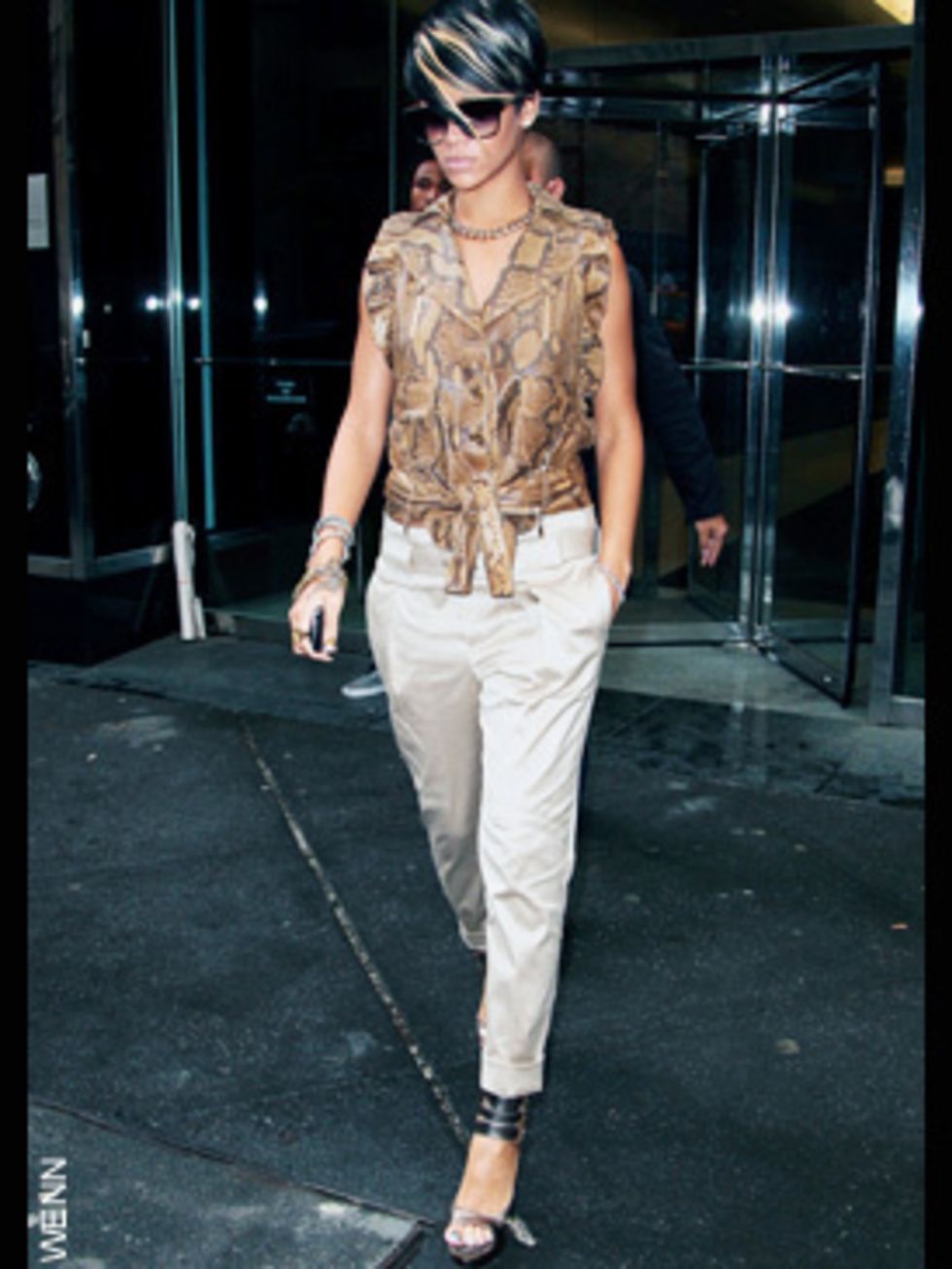 <p>Rihanna in Gucci</p>