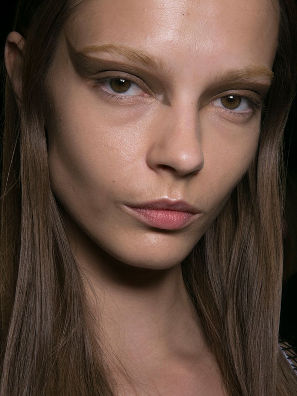 <p><a href="http://www.elleuk.com/catwalk/givenchy/spring-summer-2015">Givenchy </a></p>

<p>The look: Supersized bronze flick</p>

<p>Make-up artist: Pat McGrath</p>

<p>Key products: Bronze cream eyeshadow, brown mascara and eyebrow bleach.</p>

<p>Top 
