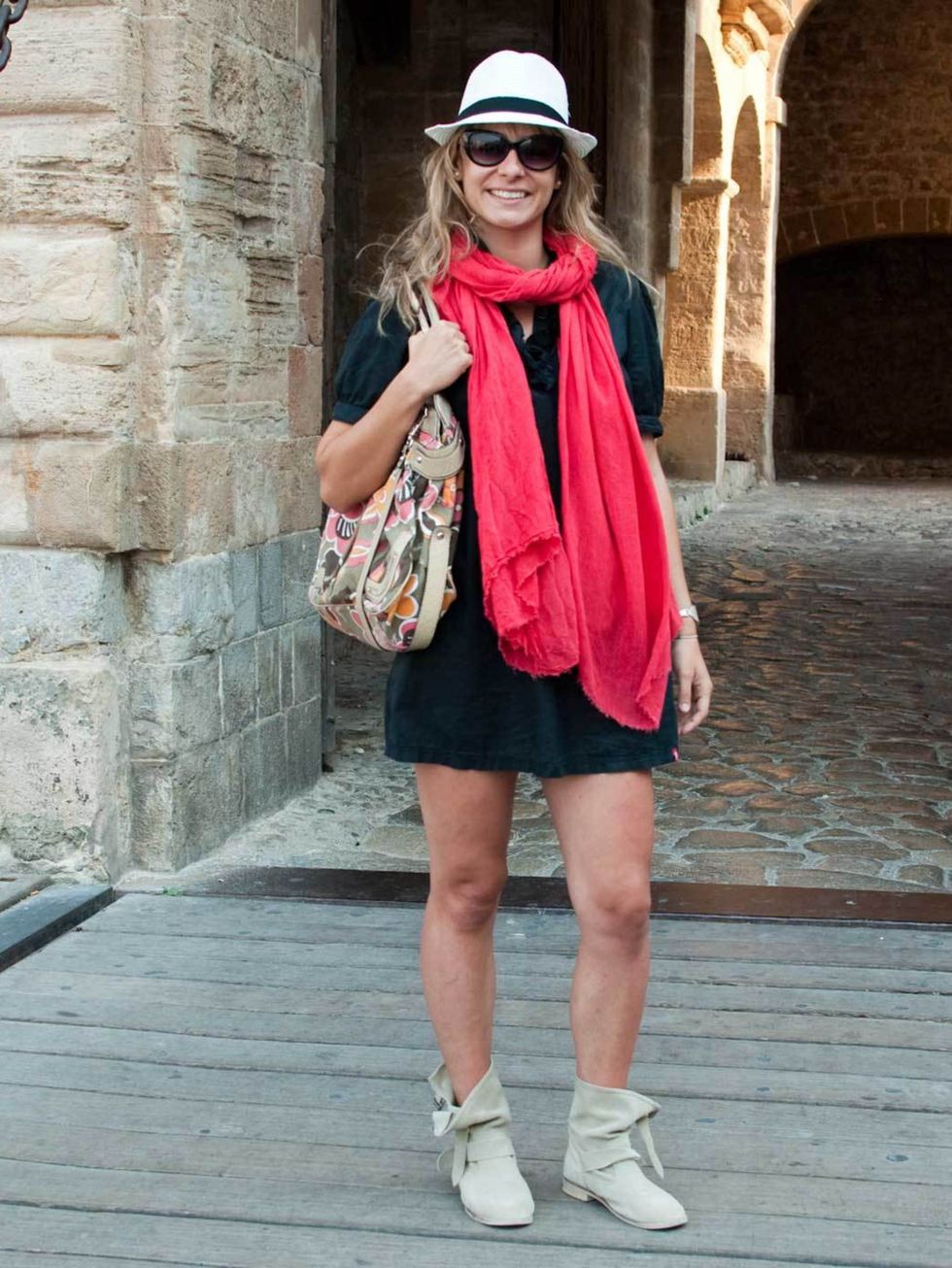 <p>Mac, 30, Spain, Teacher. Ede dress, Cool Way shoes, vintage hat and sunglasses, Guess bag, Zara scarf.</p>